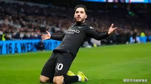 ＂徐杰的优秀有目共睹，但首先是遇到了杜锋，写何尝不是一种勇敢魄力担当，因为个子矮小，换成别的教练，未必敢于启用